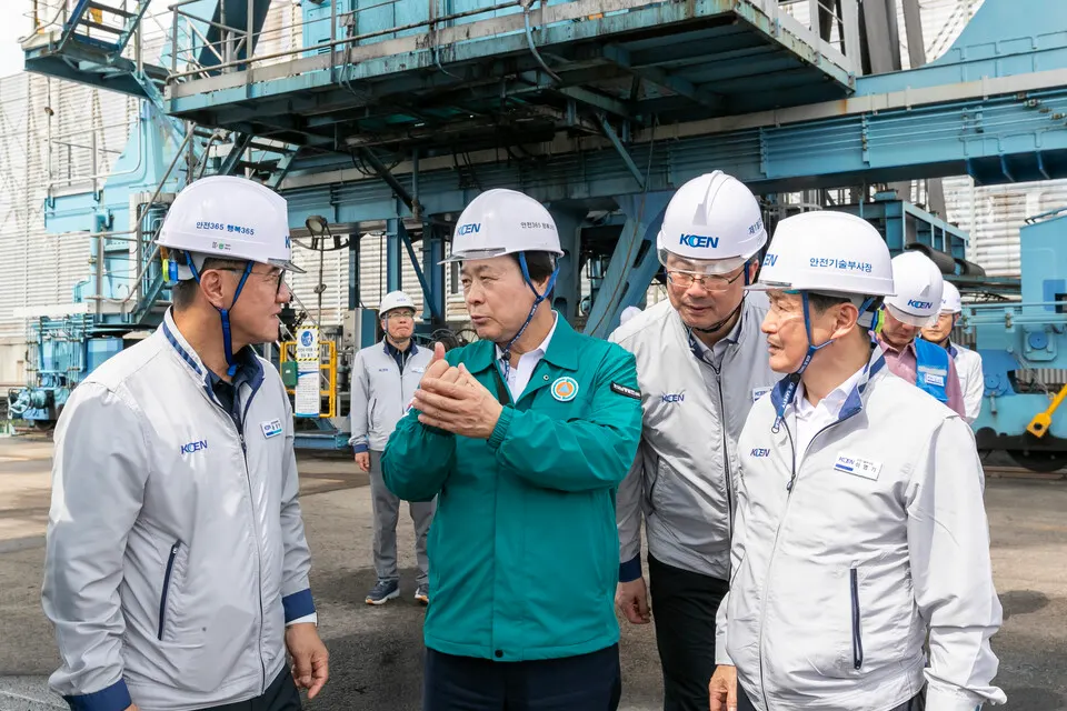 7일 한국남동발전 삼천포발전본부에서 강기윤 한국남동발전 사장이 안전관리실태 점검을 위한 현장경영을 펼쳤다.(사진_남동발전)