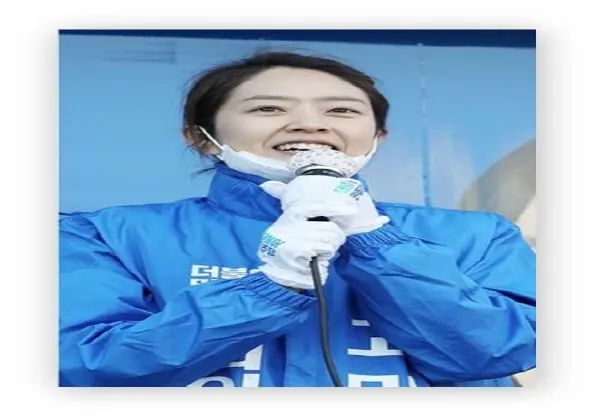 대변인 클라스 고민정(사진_중앙일보)