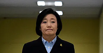 ▲ 박영선 새정치연합 원내대표가 1일 오후 경기 안산 세월호 가족대책위와 만나 대화를 나눈 뒤 사무실을 나서고 있다.