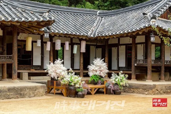 나무 널판으로 구성된 마루는 바닥을 지면으로부터 떨어트려 고온다습한 계절에도 습기를 피하고, 통풍이 될때 바닥의 먼지를 걸러내는 효과가 있다.