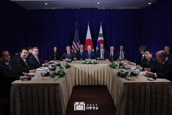 윤석열 대통령이 조 바이든 미국 대통령, 기시다 후미오 일본 총리와 지난해 11월 13일(현지시간) 프놈펜 한 호텔에서 한미일 정상회담을 하고 있다.(사진_대통령실)