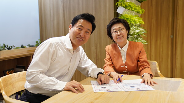 (사진 = 이은재 예비후보는 서울시청을 방문하여 강남구의 최대 현안인 재건축 추진, 종합부동산세 폐지, 세텍부지에 행정문화 복합타운 건설 등에 대해 오세훈 시장과 논의)