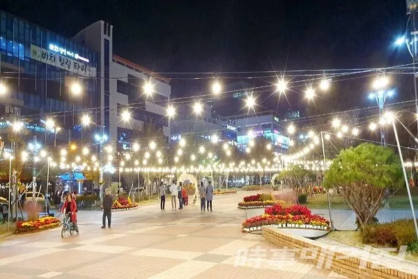 조명이 켜진 남악 김대중 광장  공원 야경/사진=이병석 기자
