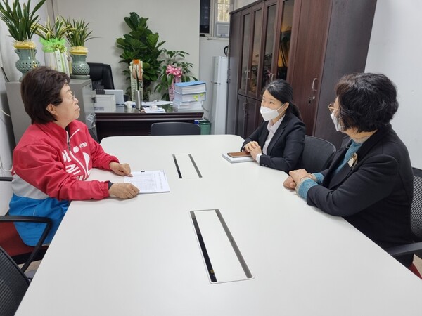 (사진 =이은재 강남구청장 예비후보, 은마아파트 재건축 조합설립 추진위원회 방문하여 추진위원과 만남)