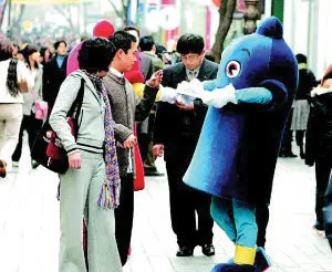 ▲ 질병관리본부는 국내 성접촉에 의한 감염이 계속 증가할 것으로 전망됨에 따라 에이즈 예방수단인 콘돔사용률을 높이기 위해 무료로 콘돔 800만 개를 전국 시·군·구 보건소의 성병검진실과 민원실 등에 비치, TV 등 매스미디어를 통한 콘돔사용 홍보와 보건소에서의 콘돔홍보 및 콘돔 비치 사업을 전개하고 있다.