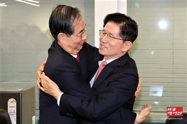 김문수 국민의힘 대선 후보가 11일 오전 서울 여의도 국민의힘 당사 내 대통령 후보실에서 한덕수 전 국무총리와 회동하며 포옹하고 있다.(사진_뉴시스)