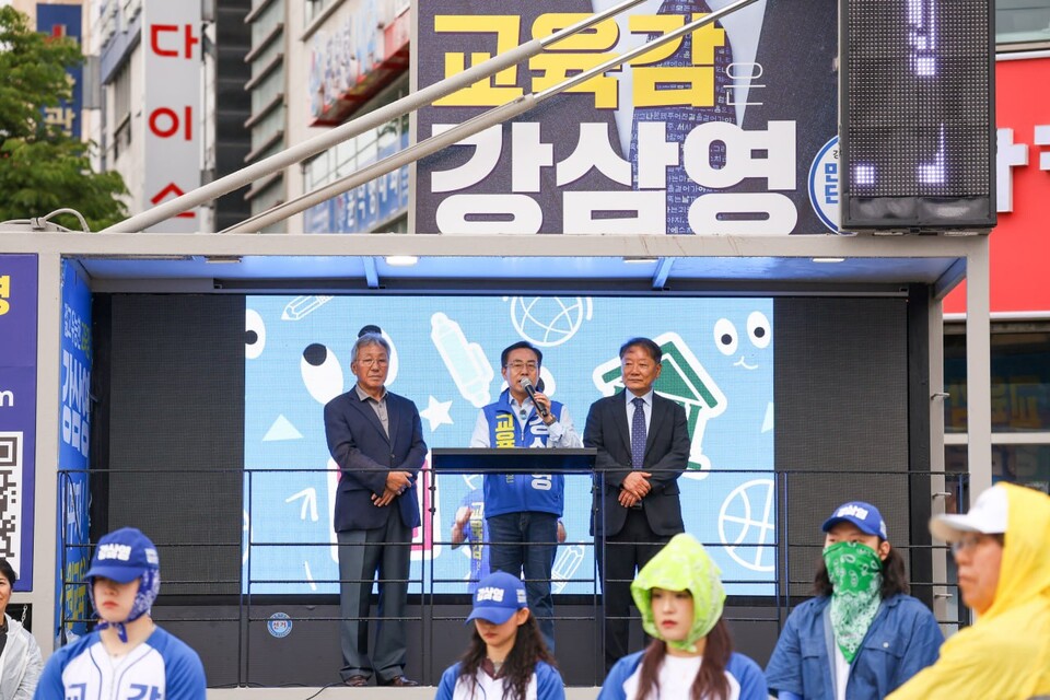 강삼영 도교육감 후보, 유세 첫날 춘천 로데오 사거리서 출정식을 하고있다