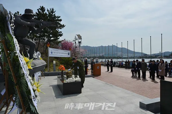 해군 특수전전단은 30일(월) 경남 창원시 진해루해변공원 한주호 동상 앞에서 제10주기 故 한주호 준위 추모식을 거행했다.사진은 해군 특수전전단전단장이 30일(월)고 한주호 준위 동상 앞에 분향 후 참배하고 있다.(사진_해군 특수전전단)