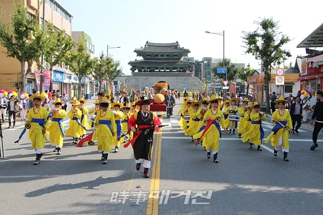 11일 ‘나주시민회관-남고문-중앙로사거리-정수루’로 이어지는 ‘마한상상BIG퍼레이드’는 기존보다 한층 풍성해진 행진 퍼포먼스를 선보였다. (사진_나주시청)