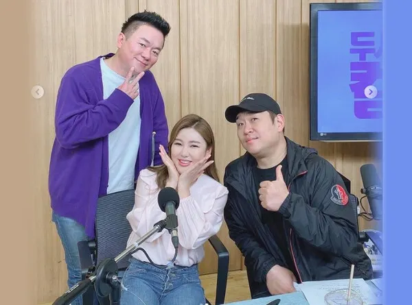 송가인이 두시탈출 컬투쇼에서 김태균, 문세윤과 기념촬영을 하고 있다. (출처=송가인sns)