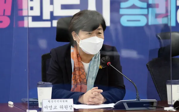 지난 3월에는 직능경제안단체총연합회, 전국가맹점주협의회, 한국중소상인자영업자총연합회와 민생간담회를 갖고 코로나19로 한계상황에 몰린 소상공인‧자영업자의 애로사항을 청취하고 정책 방향을 논의한 서영교 의원은 “소상공인‧자영업자 단체 대표님들께 제가 소상공인‧자영업자의 목소리를 국회에서 내는 스피커가 되겠다”고 약속했다.