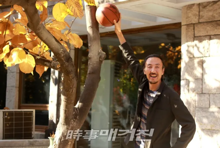 한기범 한기범희망나눔 회장이 인터뷰 당일 한 카페 앞에서 멋진 포즈로 사진촬영에 임하고 있다 <사진=박성호 기자>