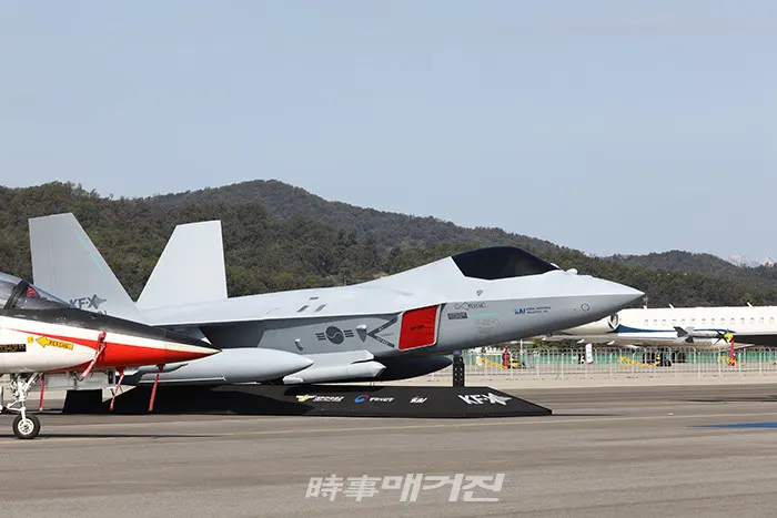 '서울 ADEX 2019‘에서 한국형 차세대 전투기 KF-X의 1:1 모형이 국민들에게 최초로 공개 되고 있다. / 시사매거진=김형석 기자