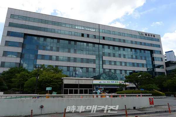 광주광역시 광산구는 “환경오염 우려지역과 환경오염물질 배출사업장을 대상으로 6~8월 3단계 ‘하절기 환경오염행위 특별 감시·단속’을 실시한다”고 12일 밝혔다. 사진은 광양시청 청사 전경이다.(사진_송상교기자)