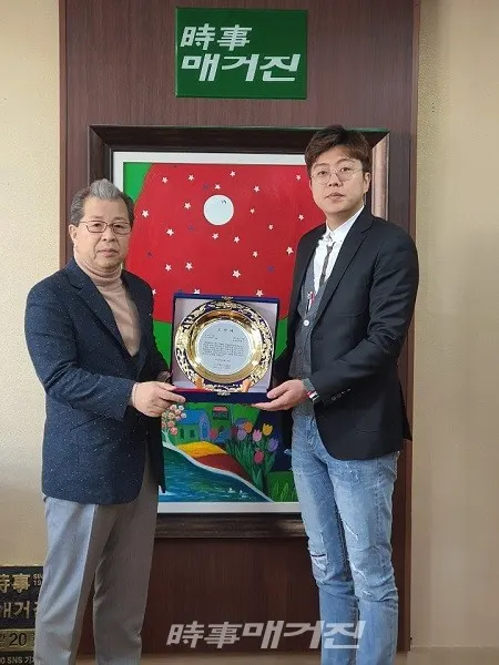 지난18일 사회공익선행으로 좋은 기업 표창패를 수여한 앤드그룹 박현수 대표(좌)