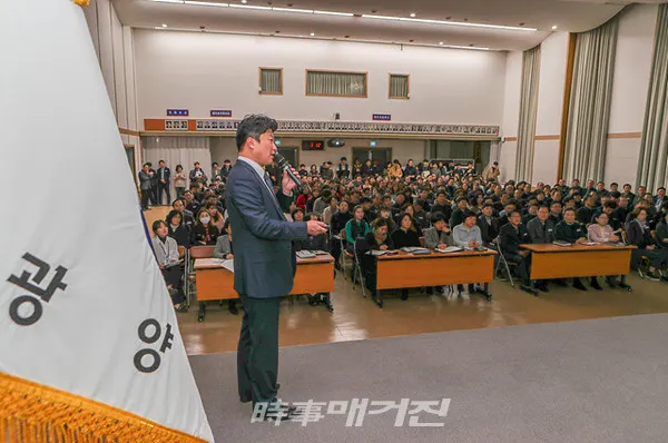 광양시는 국비확보에 필요한 직원들의 역량 강화를 위해 23일(목) 기획재정부 박창환 과장(예산실 고용환경예산과)을 초청해 ‘국가재정의 이해 및 국비확보 전략’이라는 주제로 역량교육을 실시했다.(사진_광양시청)
