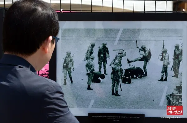1979년 12·12 쿠데타로 권력을 장악한 전두환은 1980년 5월 17일 전국 비상계엄을 선포했다. 헌법을 일방적으로 정지시키고, 자신이 군정장관으로서 입법권, 행정권, 사법권을 단독으로 행사했다. 이로 인해 5.18민주화운동이 일어나게 된다. 부마항쟁으로 인해 10월 18일 부산지역에 선포된 계엄령은 이후 계속 확대되면서 1981년 1월 24일 해제될 때까지 456일 동안 유지되었다.(사진_뉴시스)