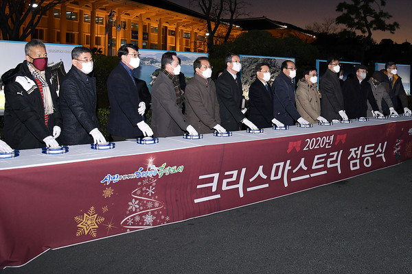 권오봉 여수시장과 여수시교회연합회 강점석 회장 등 점등식에 참석한 인사들이 점등 버튼을 누르고 있다.