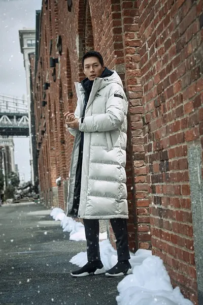 네파 사이폰 미스트 컬러 착장한 장기용