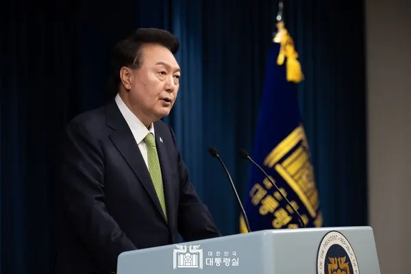 윤석열 대통령이 3일 오전 서울 용산 대통령실 청사 브리핑실에서 열린 국정브리핑에 참석해 동해 석유·가스 매장과 관련해 설명하고 있다.(사진_대통령실)