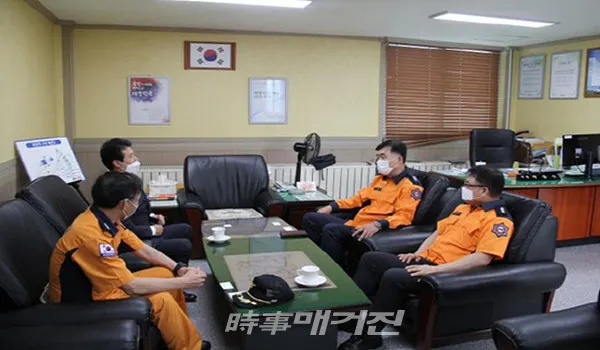 목포소방서 남정열 서장은 추석 연휴 기간 유동인구 증가가 예상되는 관내 주요 이동거점을 대상으로 최소인원 현장방문 안전관리에 나섰다.(사진_목포소방서)