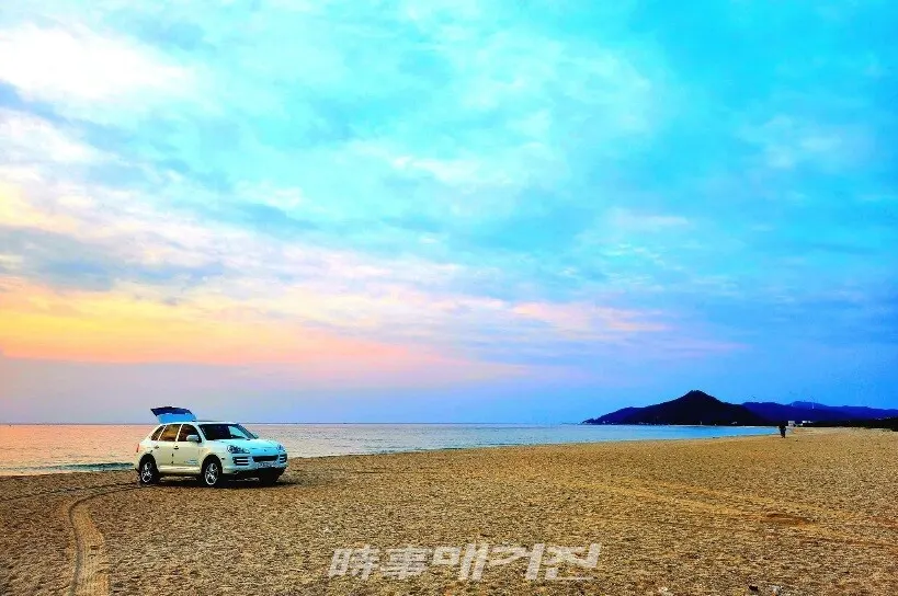멀리 상대산이 보이는 명사이십리 해안(사진_조용우)