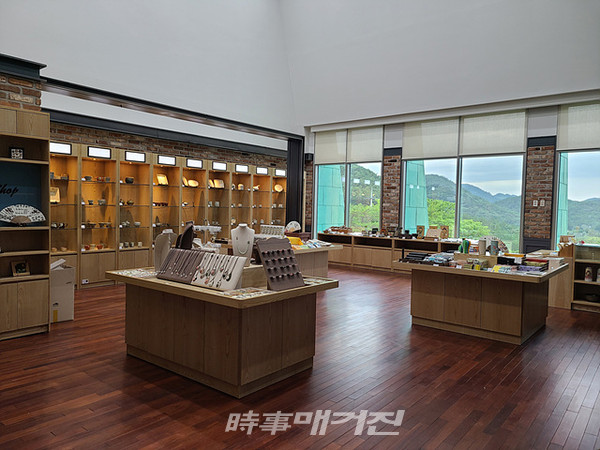고흥군은 “코로나19로 인해 위축된 문화소비시장 회복과 전통 문화상품 보급 활성화를 위하여 고흥분청문화박물관의 문화상품을 연중 할인판매 한다”고 9일 밝혔다.(사진_고흥군청)