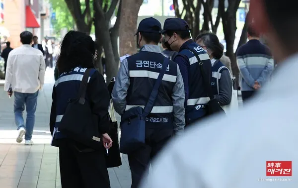 이번 담배사업법 개정안에 따라 금연구역 내 흡연 시 10만 원 이하의 과태료가 부과된다. 그동안 액상형 전자담배를 금연구역에서 사용하다가 적발되더라도 과태료 처분이 취소되는 경우가 있었지만 24일부터는 동일하게 처벌될 전망이다.(사진_뉴시스)