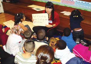 ▲ 글로벌·다문화 사회에 대비하기 위해 원어강의를 확대하는 한편, 내·외국인 학생과 외국인 교수가 자유롭게 대화와 토론을 할 수 있는 공간인 English Cafe를 운영하여 대학원생들의 영어 의사소통 능력 및 글로벌 역량을 한층 더 높이고 있다.