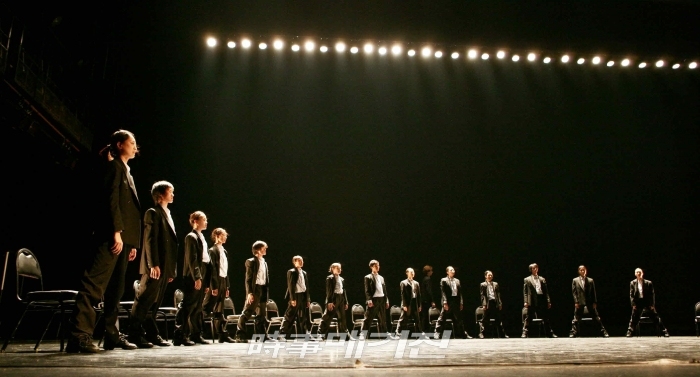 (사진_오하드 나하린 MINUS 7 (공연컷) 체어댄스 Photo by Kyoungjin Kim ⓒ Universal Ballet)