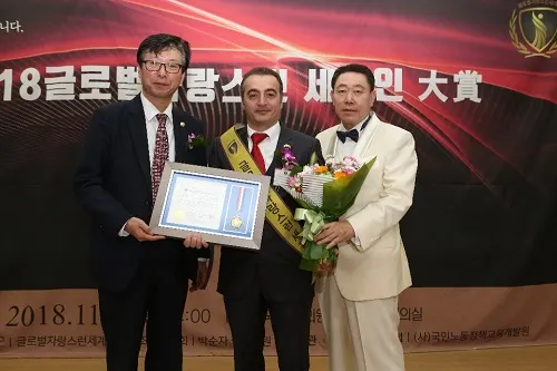 사진_기념촬영을 하고 있는 차크르 제브렌(이성계)