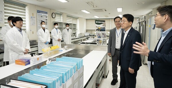 25일 황종우 해양수산부 장관이 국립수산과학원 남동해수산연구소를 방문해 수산물 안전관리와 적조·고수온 등 수산재해 대응 연구 현황을 점검하고 있다.(사진_해수부)