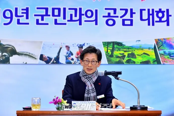 유기상 군수는 ‘농생명 문화 살려 다시 치솟는 한반도 첫 수도’를 기치로 내걸고 지역민들과 함께 선사시대부터 문명이 꽃피었던 한반도 첫 수도 고창의 명성을 되살리고, 어려운 현실에 처한 한국농업혁명의 절실함과 고창군의 농업생명 산업을 살리겠다는 전략이다. 사진은 2019년 군민과의 공감대화.