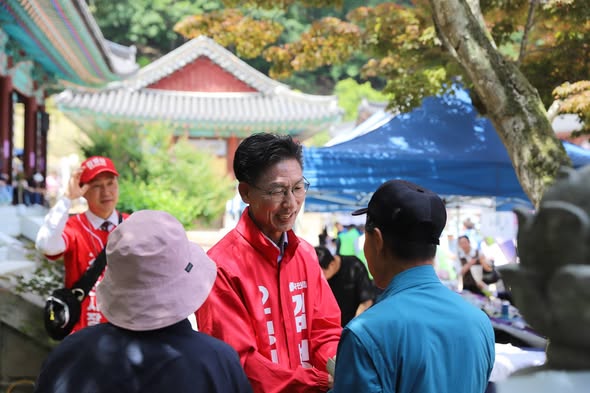 김병삼 국민의힘 영천시장 후보가 주민들에게 지지를 호소하고 있다.(사진_김병삼 후보 캠프)