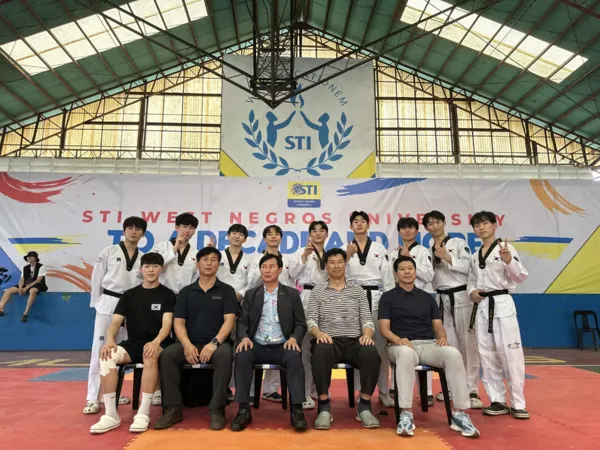 KUTF 장창영 총재와 시범  공연단이 필리핀 바콜로드 시범 후 기념촬영을 하고 있다. (사진_KUTF 국가대표 시범공연단)