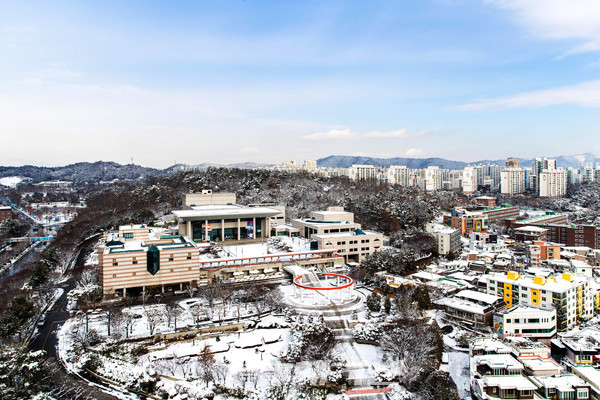 광주문화예술회관은 광주시립예술단을 비롯해 GAC기획공연ㆍ전시, 광주국악상설공연 등 2021년 신년 프로그램을 공개했다. 사진은 광주문화예술회관 전경이다.(사진_광주문화예술회관)