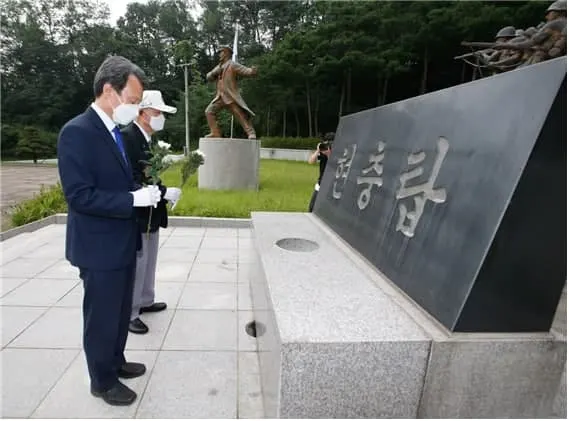 ▲31일 의정부 현충탑에서 열린 ‘제7회 나라사랑 평화나눔’ 행사에서 신천지자원봉사단 서울동부지부 유영주 지부장(왼쪽에서 첫번째)과 6·25 참전용사들이 순국선열에 대한 묵념을 하고 있다.