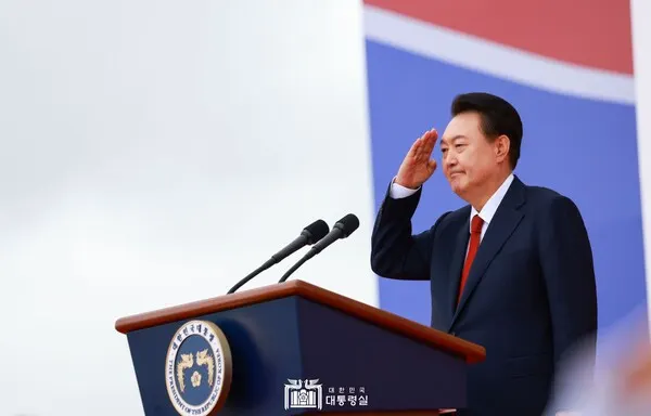 윤석열 대통령이 1일 성남 서울공항에서 열린 '건군 76주년 국군의날 기념식'에서 기념사를 마치고 거수경례를 하고 있다.(사진_대통령실)