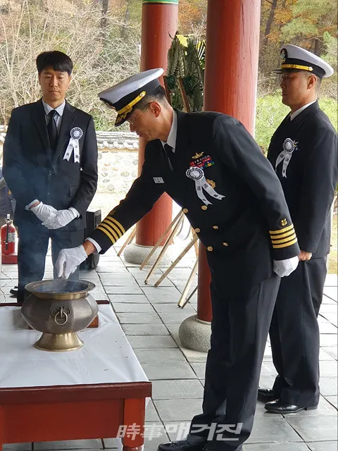 해군잠수함사령부 정지함(SS-073. 손원일급, 1800톤) 승조원들이 11월 19일(화) 오전 11시, 정지 제독 영정을 모시는 경열사(광주광역시 북구 소재)에서 광주광역시 주관으로 개최된「제628주기 정지 제독 제향행사」에 참석했다.사진은 19일(화), 「제628주기 정지 제독 제향행사」 에 참석한 정지함장 송창규 대령이 승조원을 대표하여 분향하고 있다(사진_해군잠수함사령부)