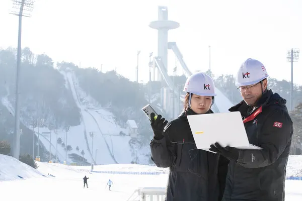 KT 네트워크 전문가가 2024 강원 동계청소년올림픽대회에 활용되는 통신 장비를 점검하고 있다. (사진_시사매거진)