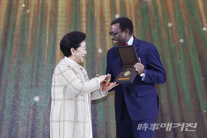 한학자(세계평화통일가정연합 총재)가 아킨우미 아데시나(아프리카개발은행 총재)에게 제3회 선학평화상을 시상하고 있다. / 시사매거진 = 김형석 문화전문 사진기자