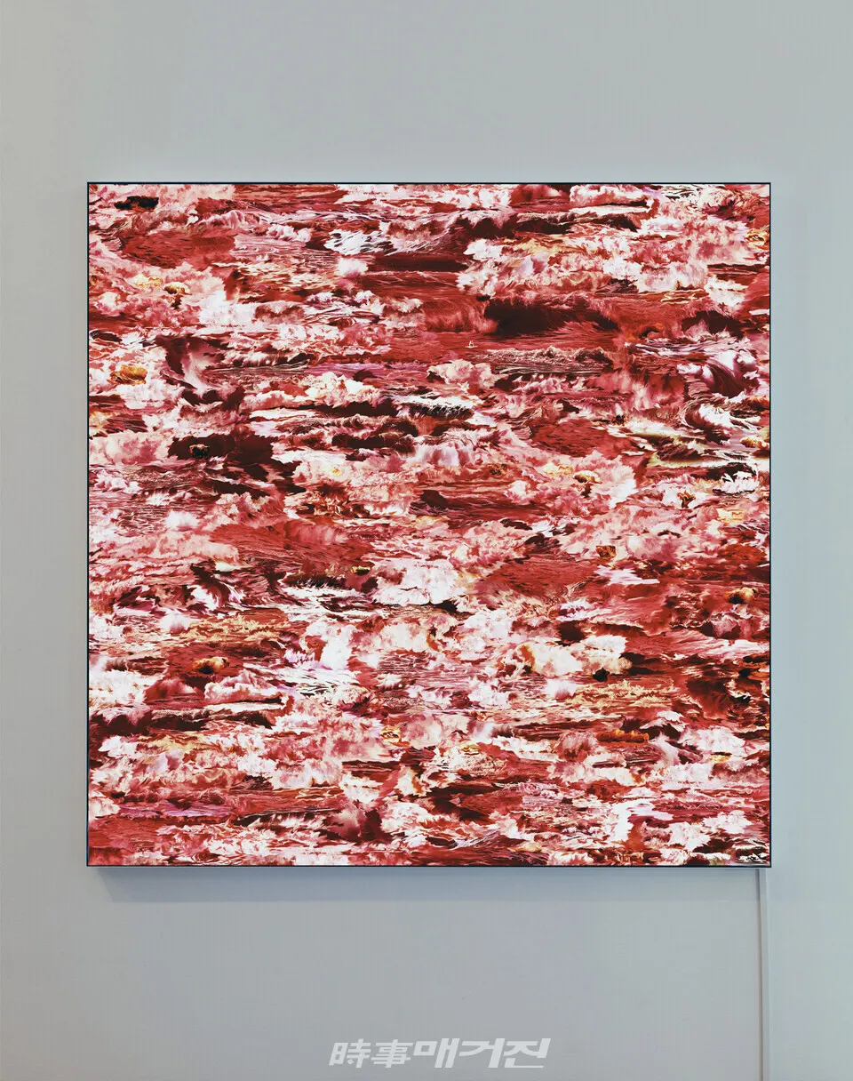 윤여선 APEIRO IN-BETWEEN Red Voyage, 60x60cm,aluminium, fabric and light, , 2024(사진_스페이스엑스엑스)