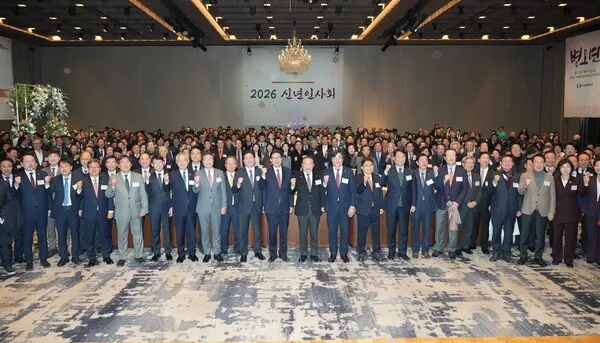 2일 오후 부산 진구 부산롯데호텔 크리스탈볼룸에서 열린 '2026년 부산상공회의소 신년인사회'에 참석한 지역 정·관·재계 인사 600여 명이 부산의 새로운 비전을 공유하며 화이팅 하고 있다.(사진_부산상의)