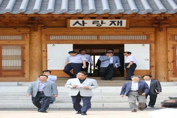 3자 회담 열릴 국회 사랑재. 박근혜 대통령과 황우여 새누리당 대표, 김한길 민주당 대표의 3자회담을 앞두고 16일 오전 경호관계자들이 국회 사랑재 주변에서 준비상황을 점검하고 있다.