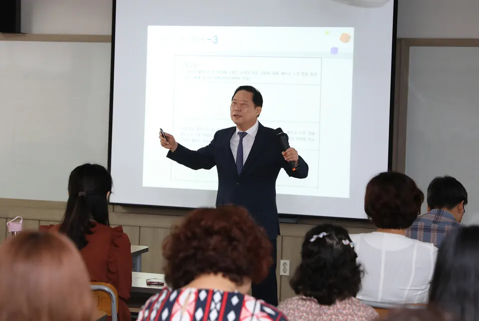 황욱 세계창의력협회장이 학부모와 교사를 대상으로 강의를 하고 있다.(사진_황욱 회장)
