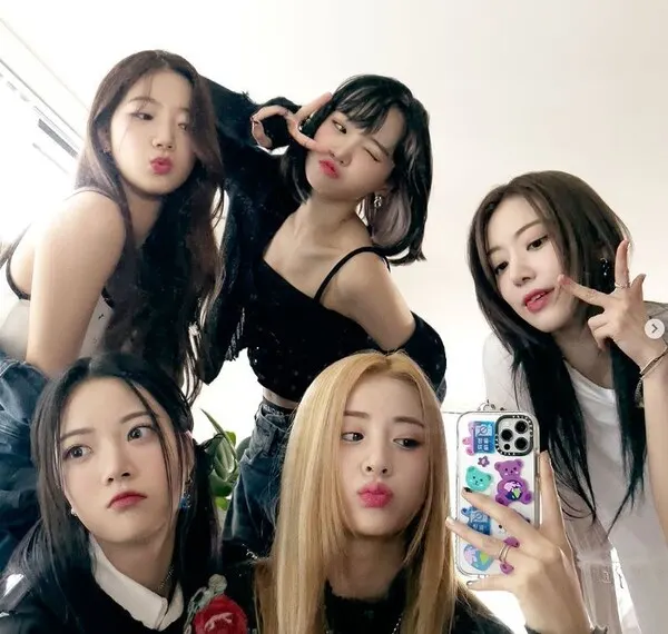 [시사매거진] 그룹 르세라핌(LE SSERAFIM)이 '뮤직뱅크'에서 2주 연속 1위를 차지했다. / 사진=르세라핌 SNS