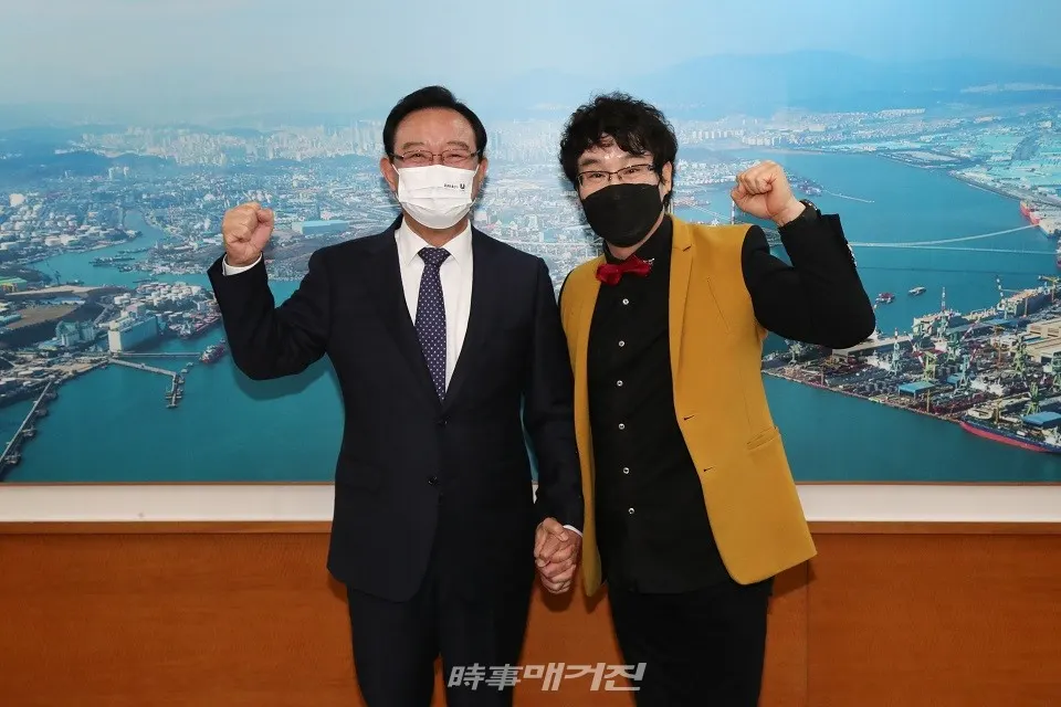 송철호 울산시장과 언텍스시대 힐링을 선사하는 노민MC 기념 촬영 모습.(사진_울산시청)