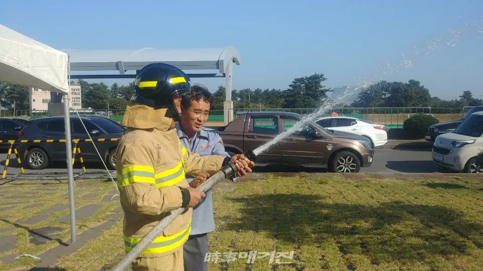행사에 참가한 어르신이 방화복을 입고 옥내 소화전 사용방법을 익히고 있다.(사진_고기봉 기자)
