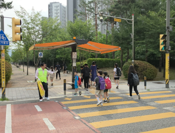 7월 1일 아침 미사초등학교 부근에서 이현재 시장이 교통봉사를 하며 아이들과 인사를 나누고 있다. (사진_하남시)