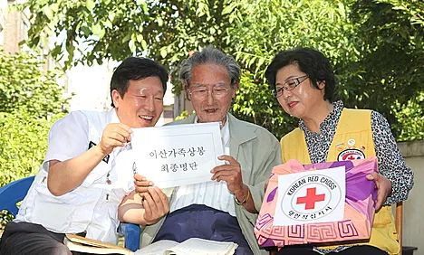 ▲ 추석 이산가족 상봉에서 60여년 만에 아들과 딸을 만나는 김철림(94·경기 구리시)씨.